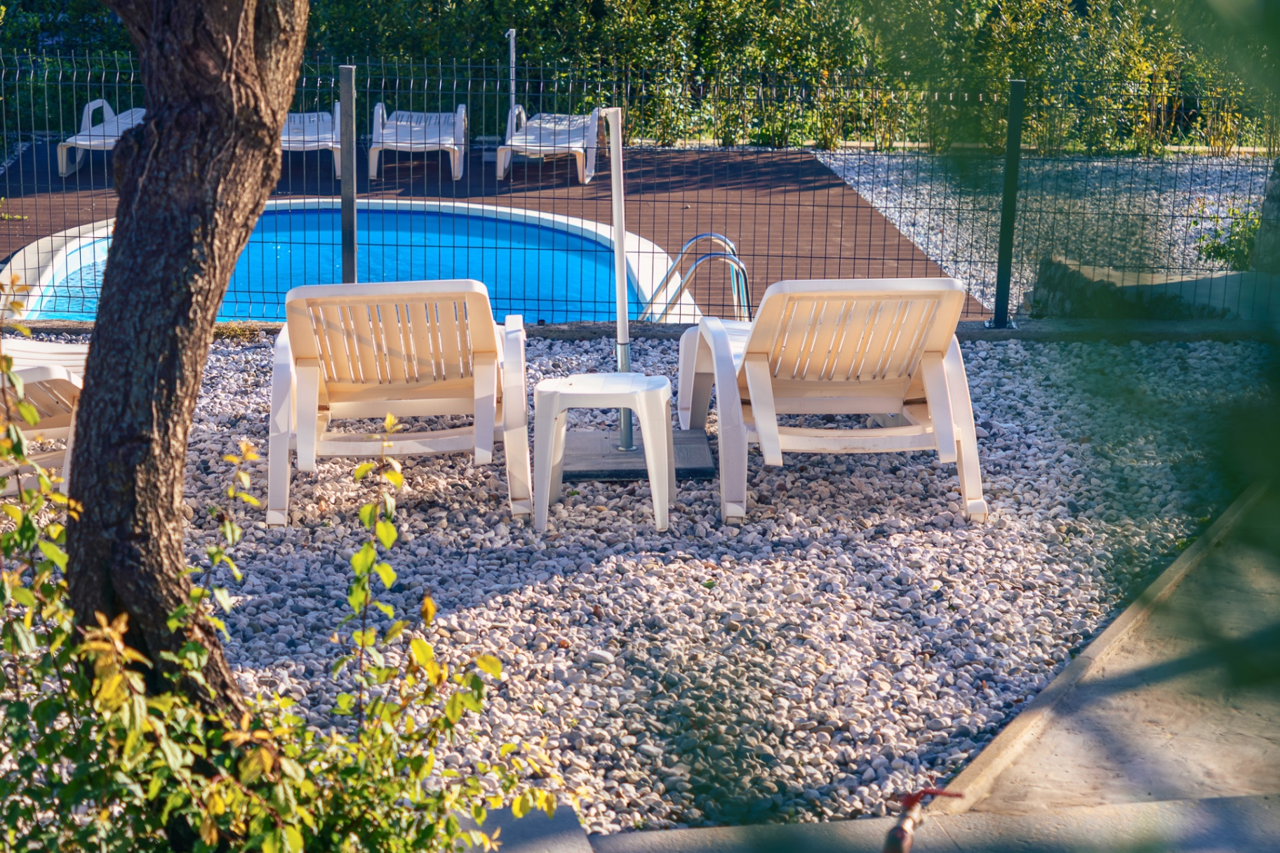 Sunčalište s ležaljkama uz bazen — Drenova