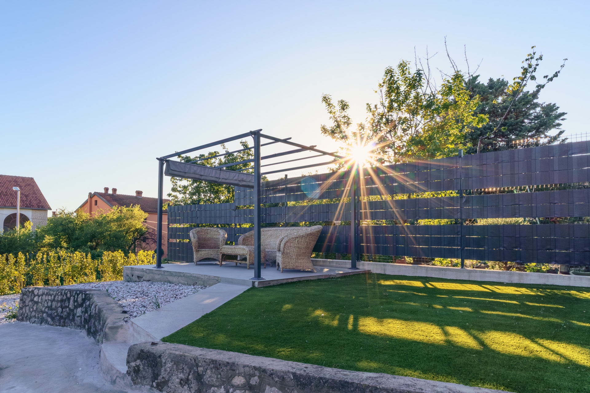 Pergola i lounge zona u zlatnom satu — Drenova