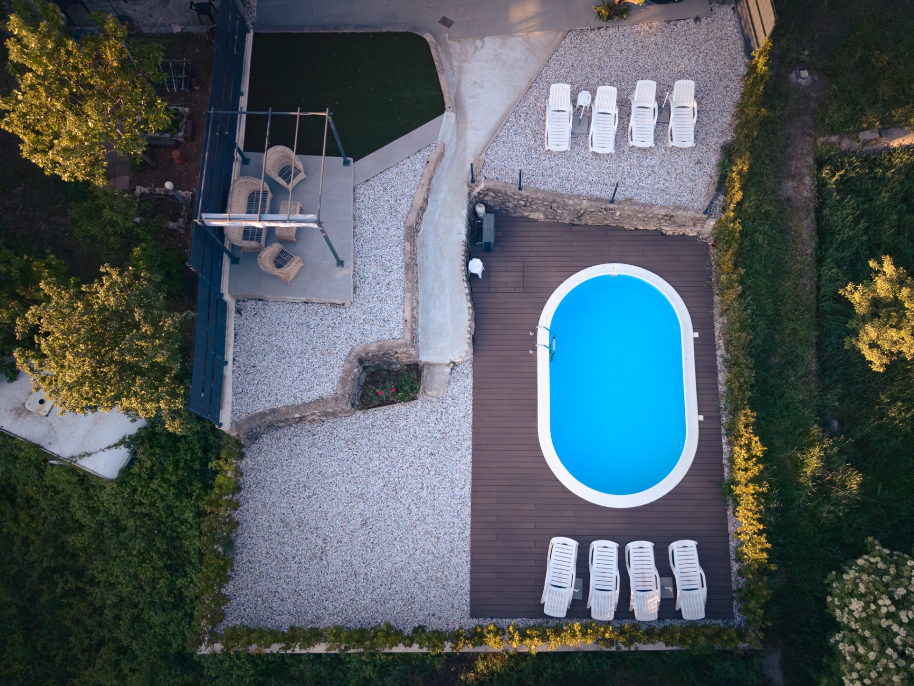 Pogled iz zraka na bazensku i lounge zonu — Drenova