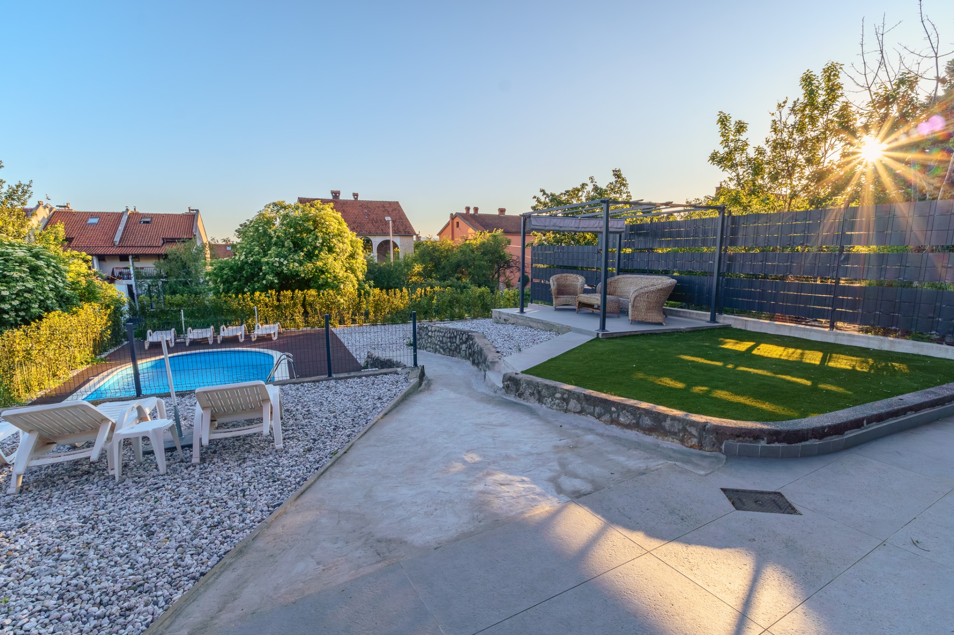 Uređena okućnica s mediteranskom sadnjom — Holiday Residence Drenova