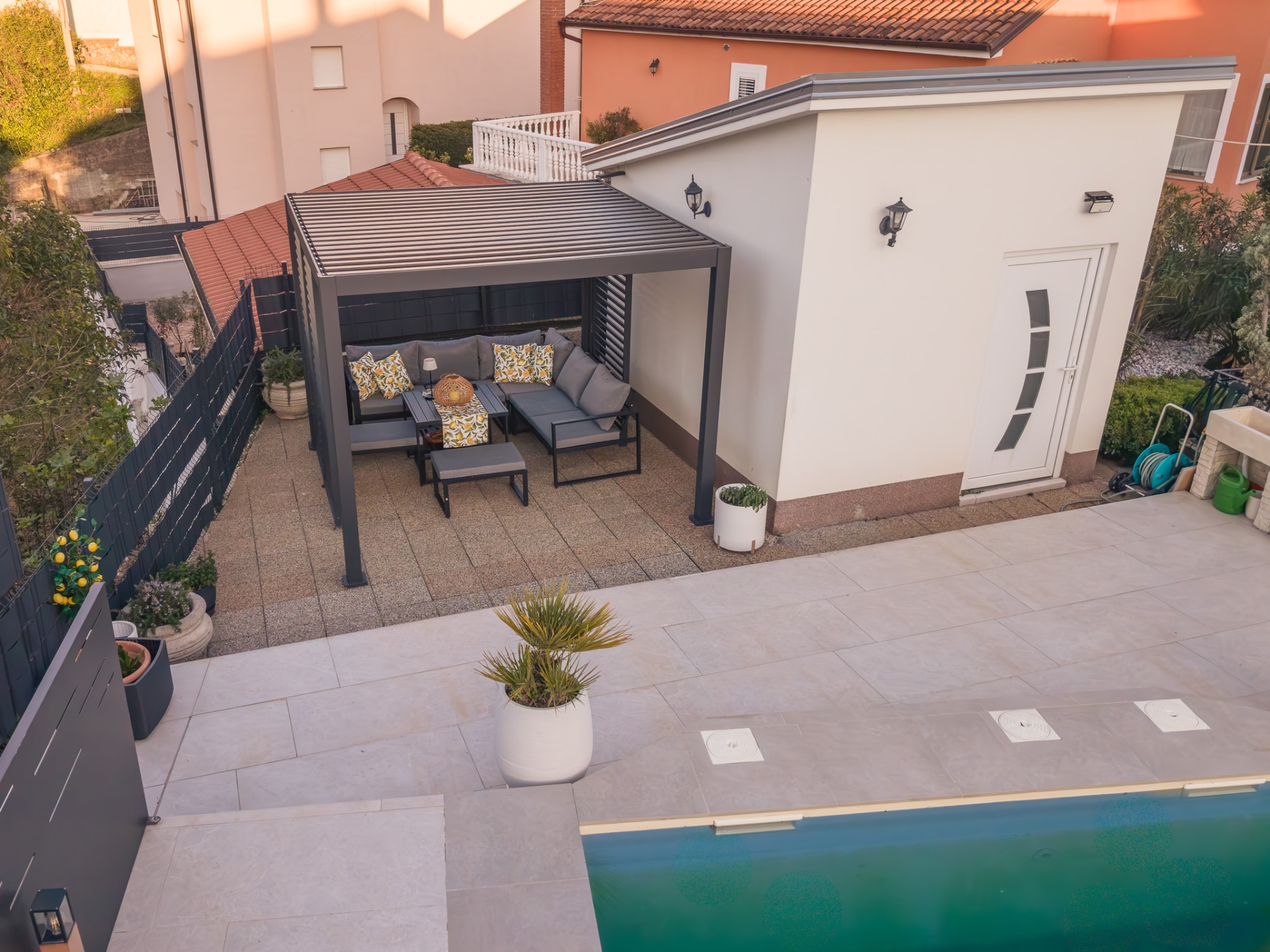 Pergola s lounge garniturom uz bazen — Residence Kastav