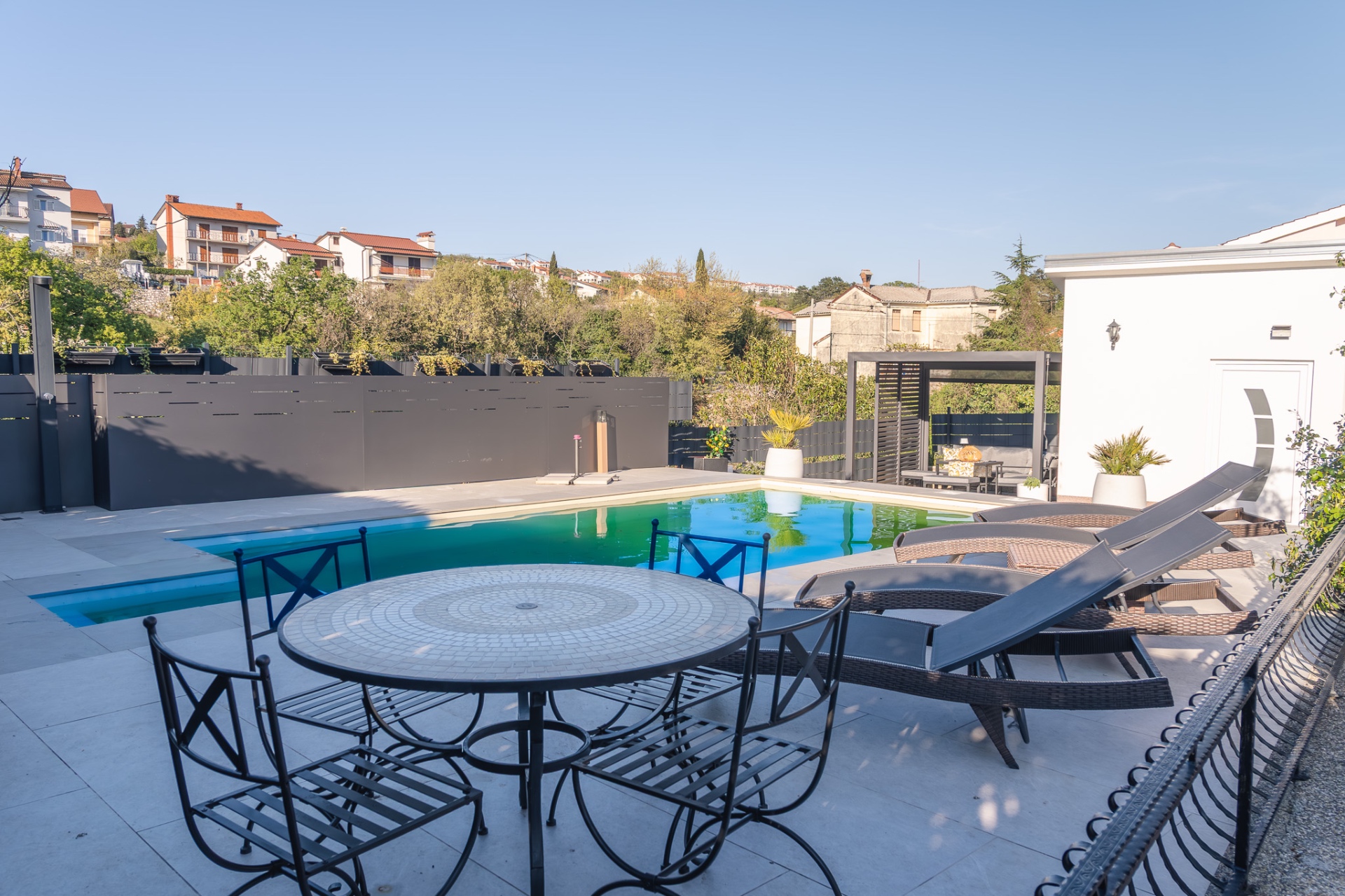 Bazen i terasa s pogledom — Residence Kastav