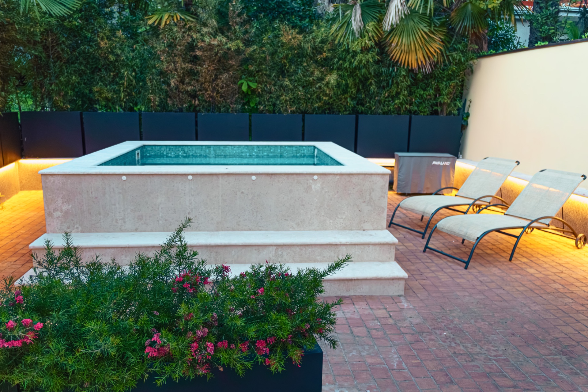 Privatni jacuzzi s kamenom oblogom — Opatija